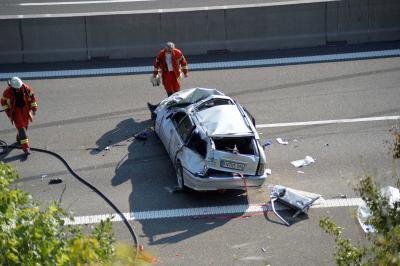 Mehrere Verletzte nach spektakulaerem Crash auf der A81 bei Geisingen - Hund entlaufen wird gesucht